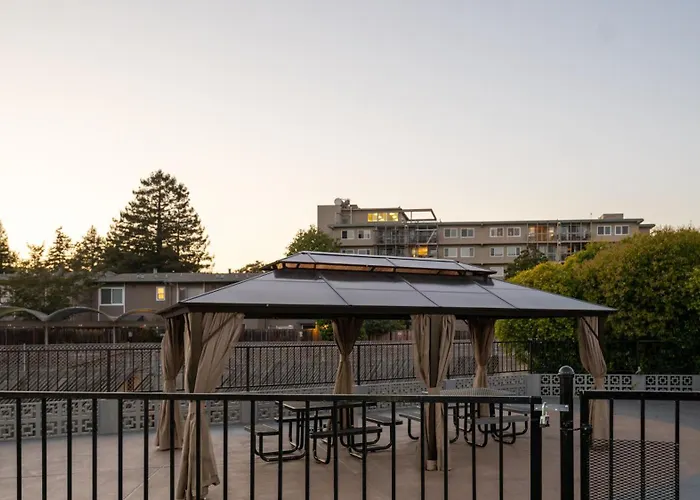 Seaside Inn & Suites